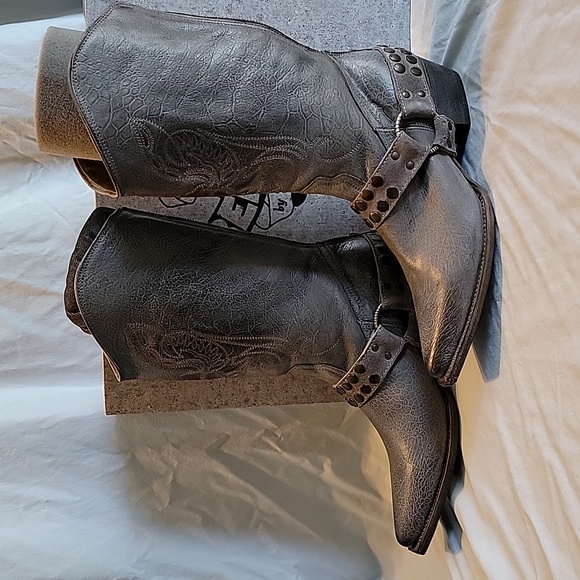 Women's FREEBIRD size 12 boots - Picture 2 of 11